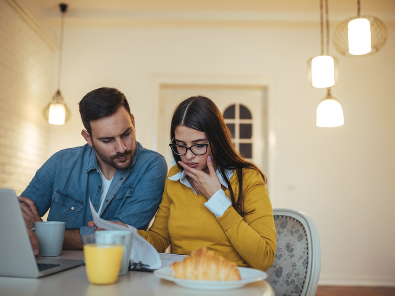 Couple looking at credit score 1800x1350.png