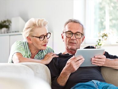 Couple looking at ipad 600x400.png