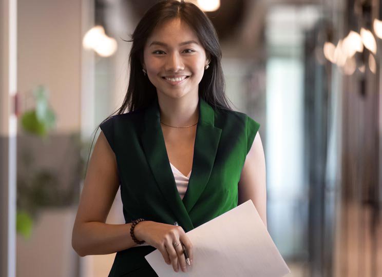 Smiling_HR_Emplpyee_772x579_.2e16d0ba.fill-744x540.jpg